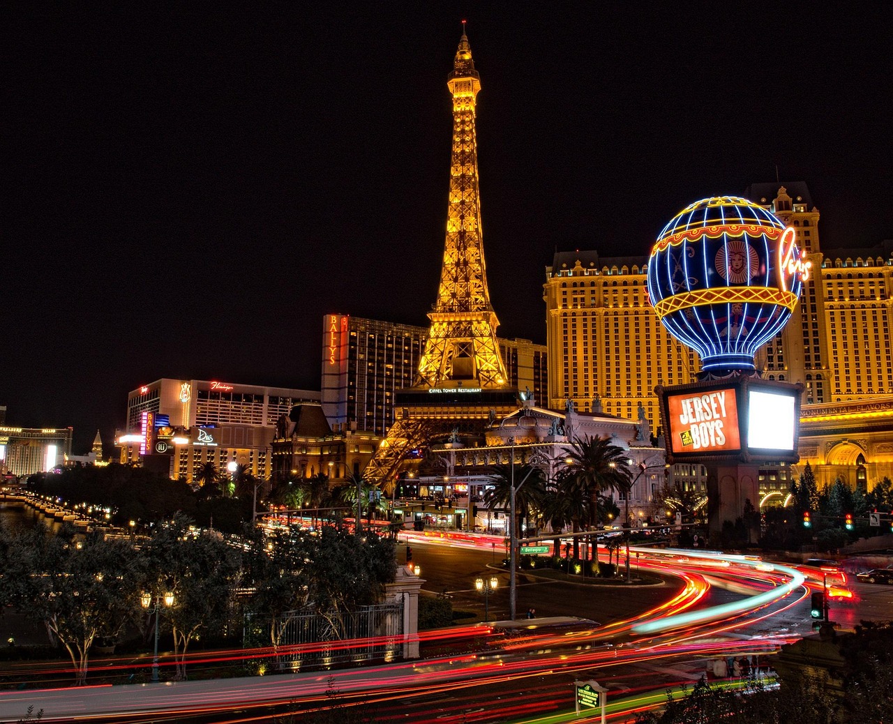 Las vegas, eiffel tower, buildings — How To Defeat Blackjack - Martingale
