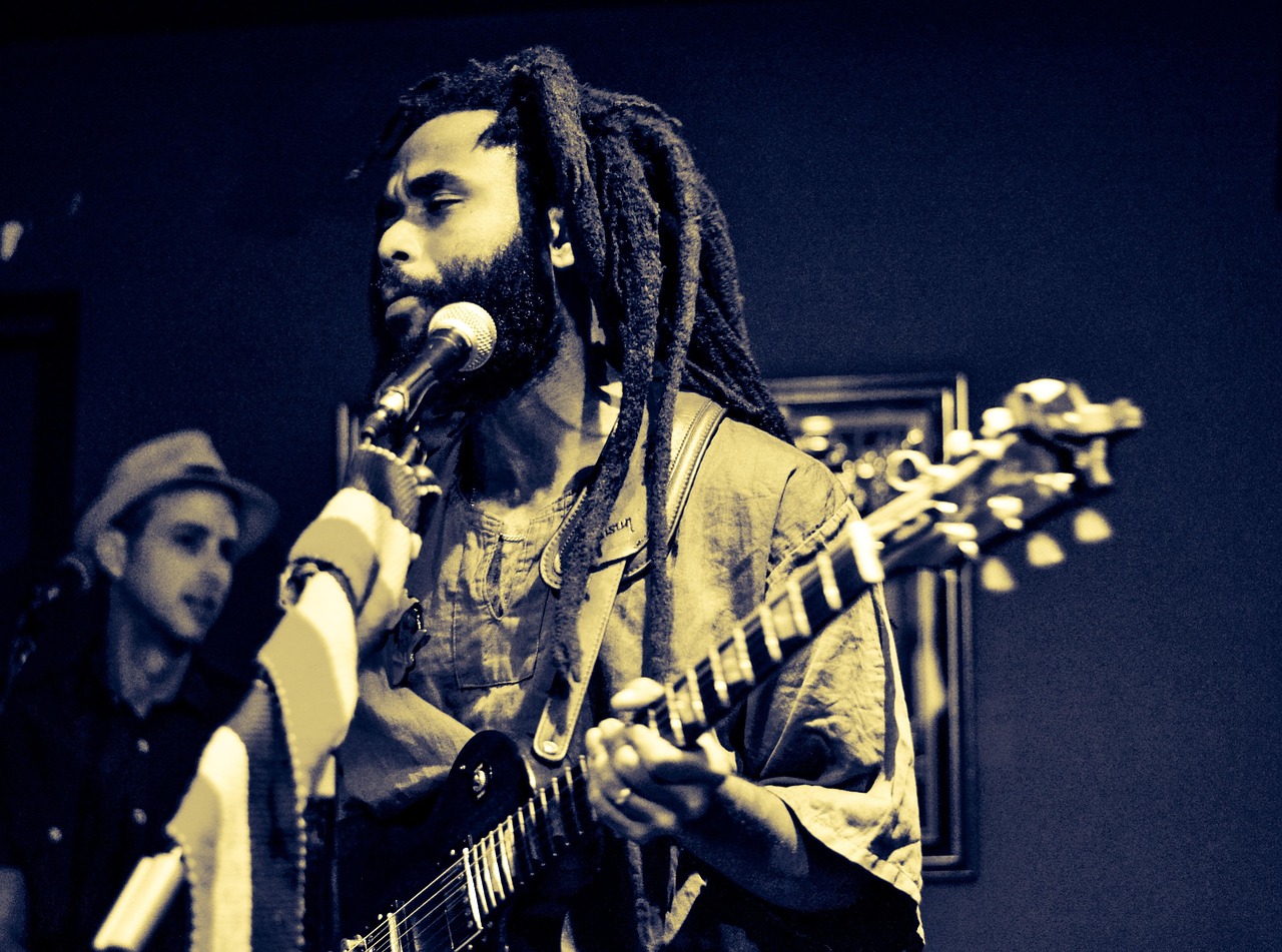 Singer, dreadlocks, dreads — How to Play Slots While Traveling