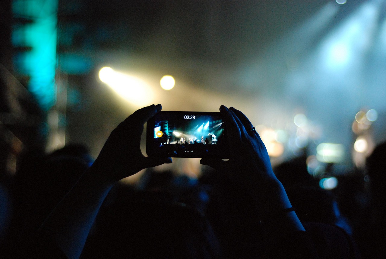 Mobile phone, concert, record — The Excitement of Live Game Shows: A Whole New Way to Win